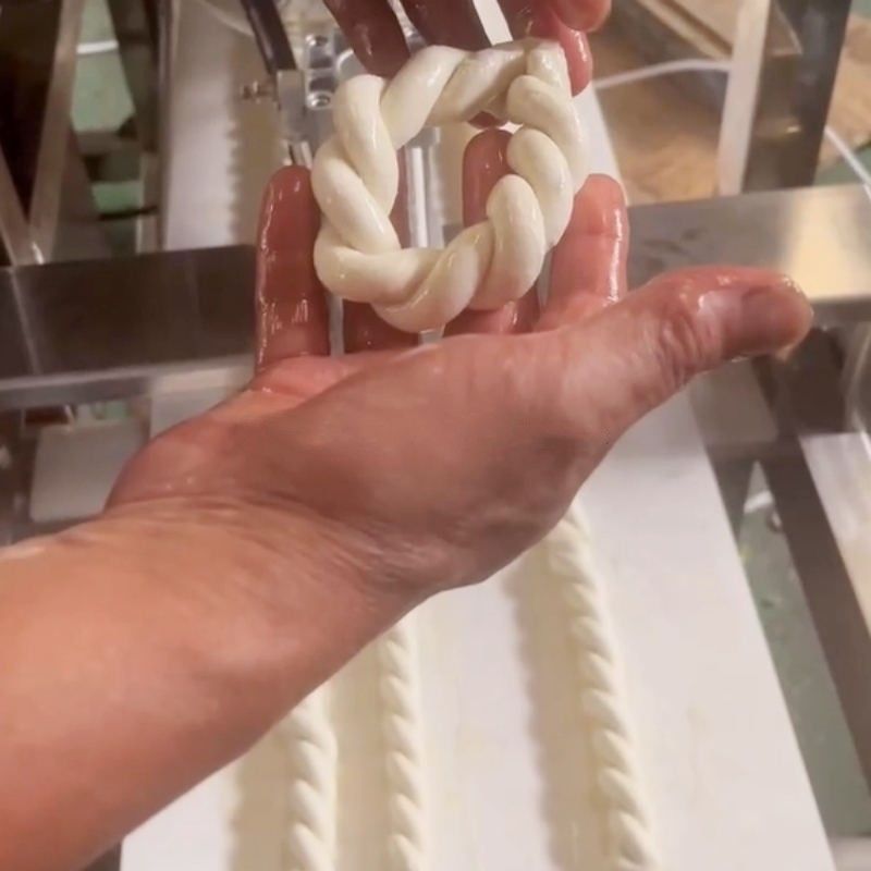 Przemysłowe automatyczne skręcanie Churro Sprzęt do formowania przekąsek Miękkie pretzel smażone ciasto Twist Making Extruder Machine